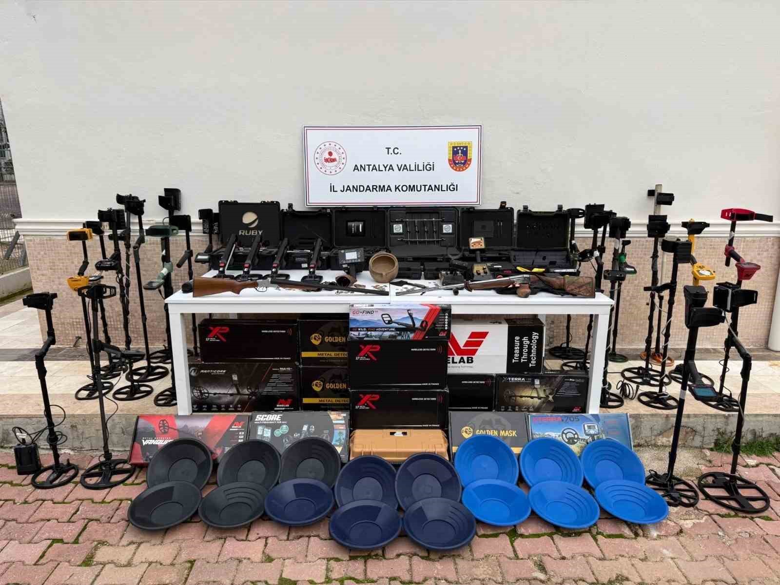 Antalya’da milyonluk dedektör ve tarihi sikke ele geçirildi