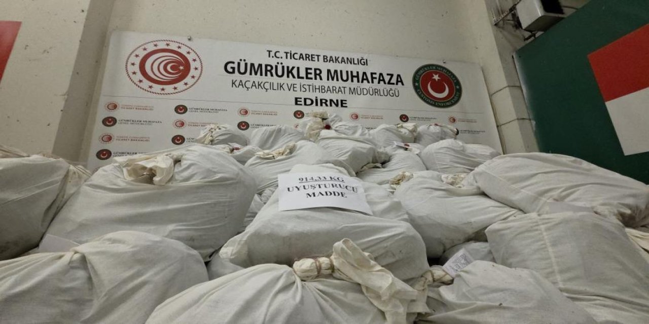 Gümrük sahasında yapılan operasyonda,1 ton esrar ele geçirildi