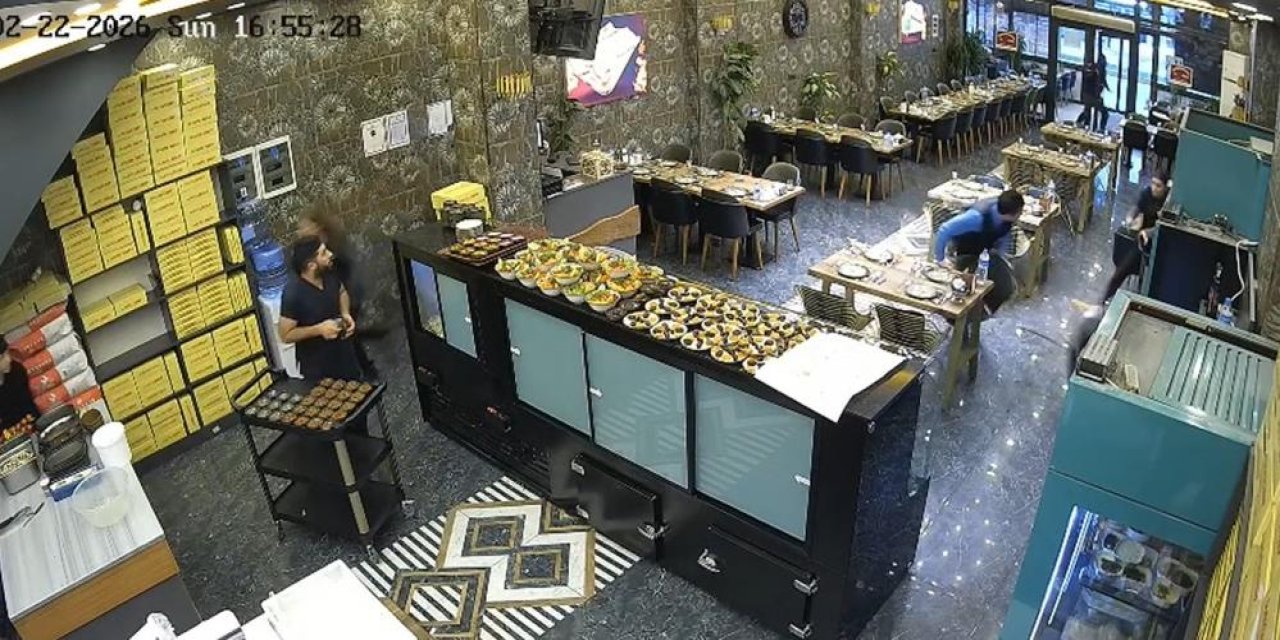 İftara saatler kala felaketin eşiğinden dönüldü: Kebapçıda tavan çöktü!