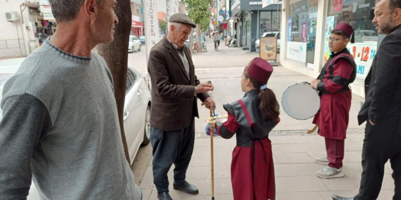 Adana’da öğrenciler ilahiler söyleyerek sokaklarda yürüdü