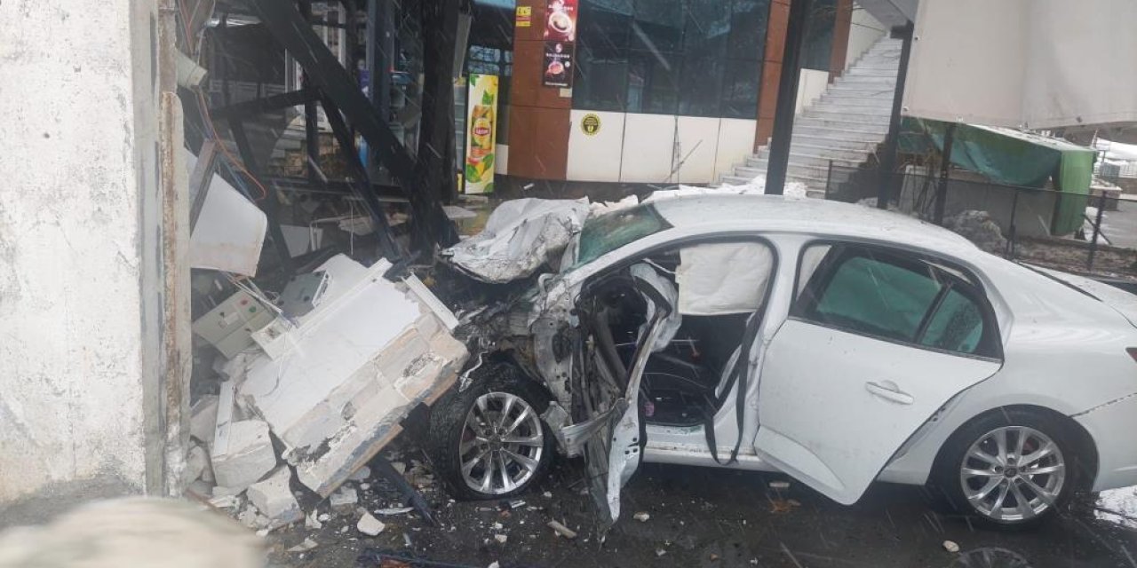 Otomobil iş yerine girdi: 5 yaralı