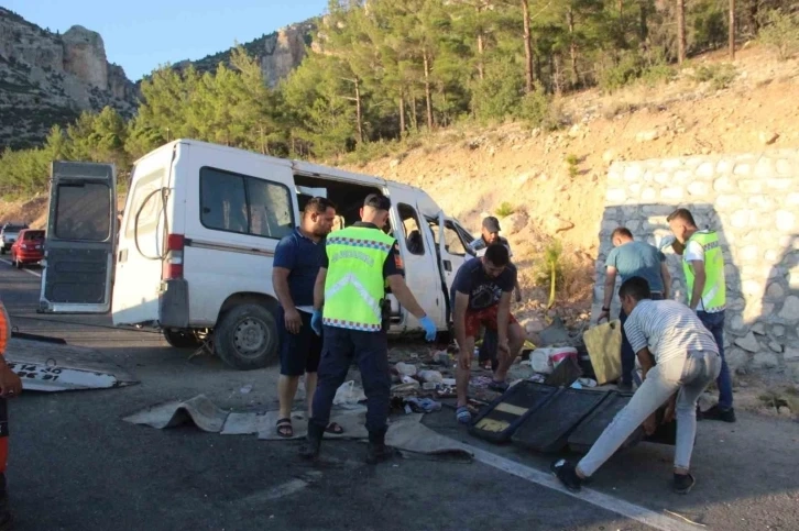 Tarım işçilerini taşıyan minibüs kaza yaptı ölü ve yaralılar var