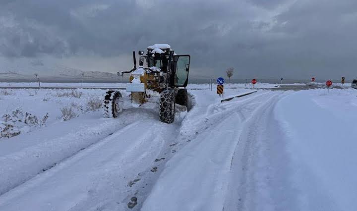 Sivas’ta yoğun kardan 166 yerleşim yerinin yolu kapalı