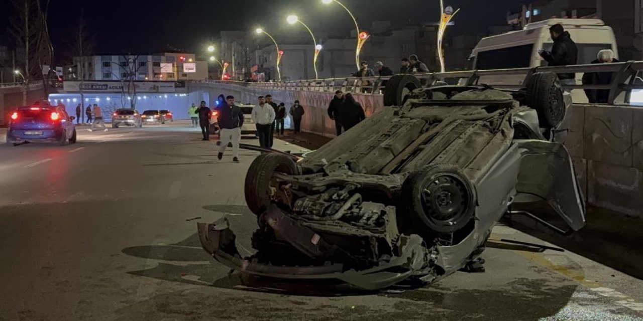 Refüje çarpan otomobil karşı şeride uçtu: 2 kişi yaralandı