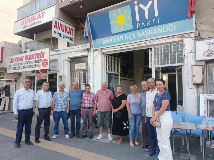 Akhisar İlçe'de  İYİ Parti yönetiminden 14 kişi istifa etti