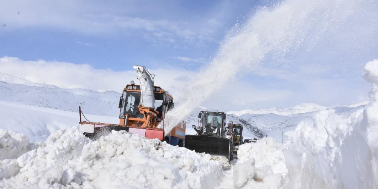Bitlis'te 6,5 metrelik karla mücadele