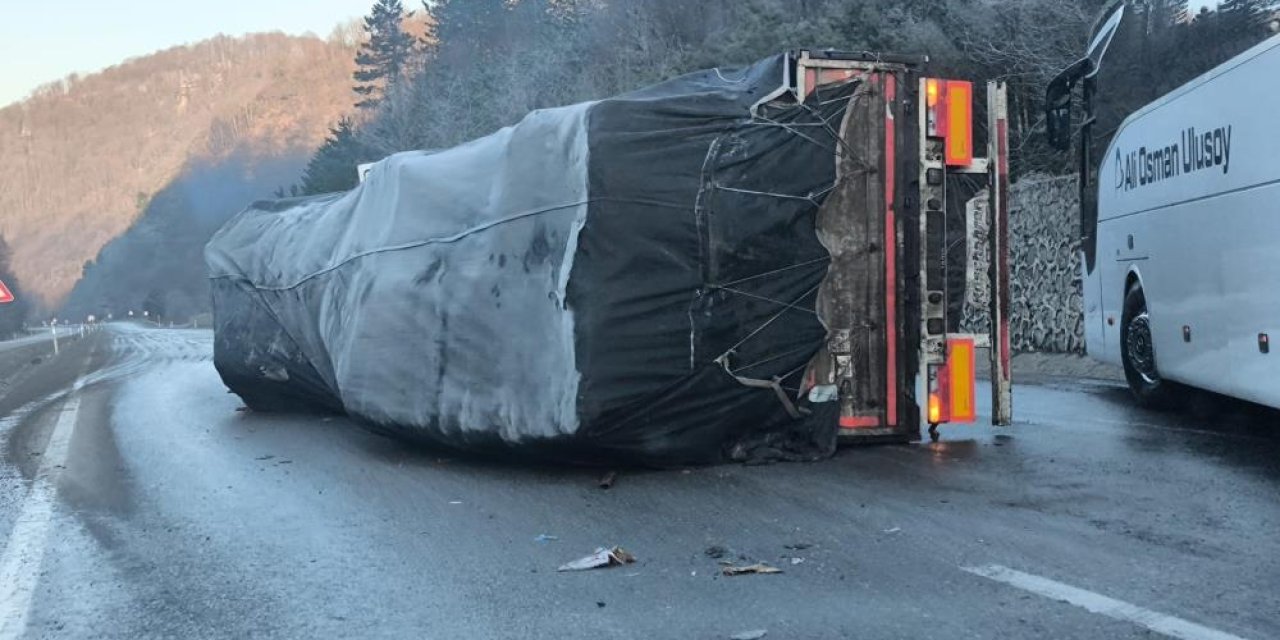 Zonguldak-Ankara yolunda buzlanma nedeniyle kaza: 10 yaralı