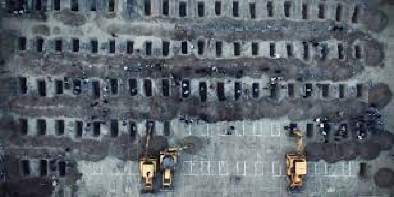 İran, ilkokula düzenlenen saldırıda ölen çocuklar için kazılan mezarları paylaştı