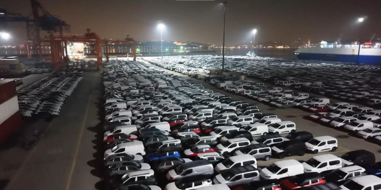 Limanı'nda gece mesaisi: 2026 model araçlar limana indirildi