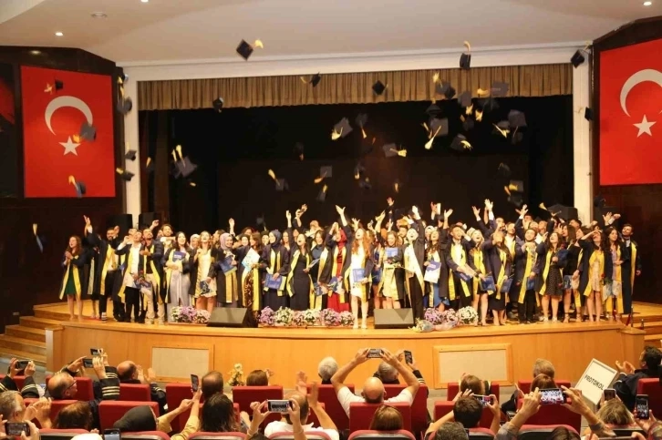 Kayseri Erciyes üniversitesi Fen Fakültesi'nde mezuniyet sevinci