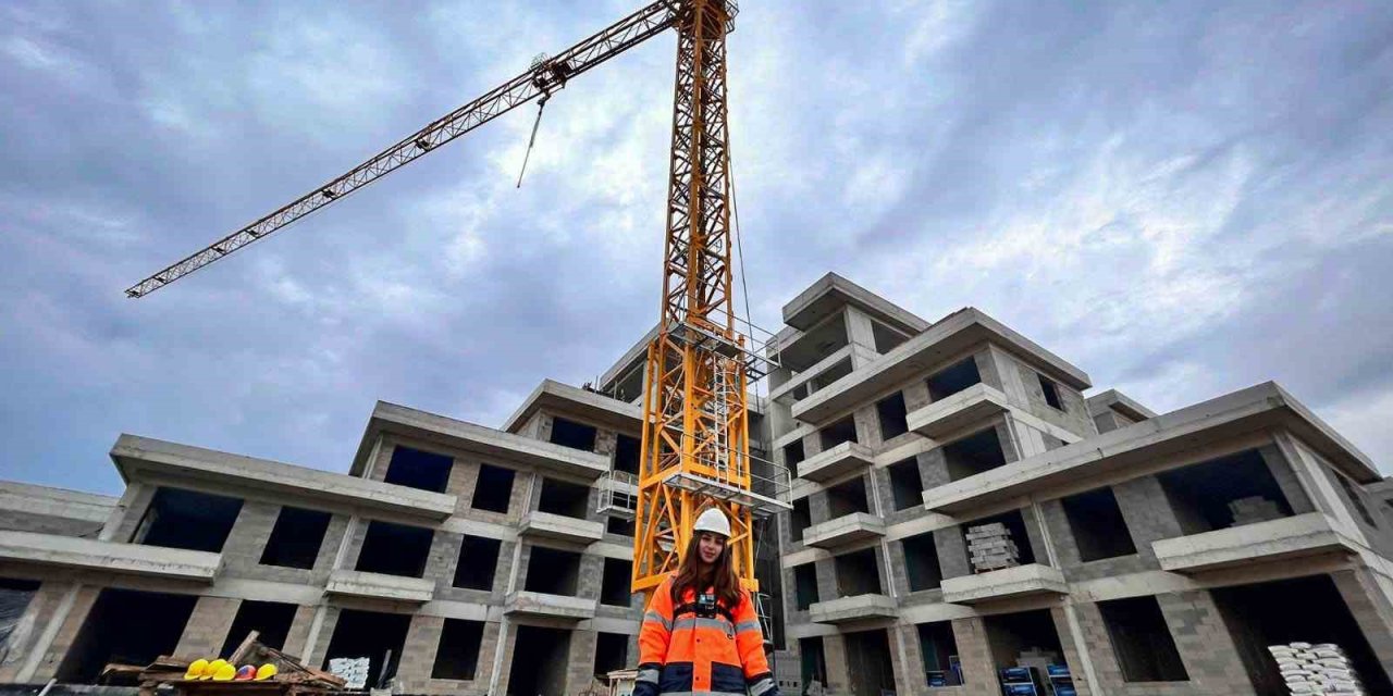 Kule vinç operatörü genç kız, ekmeğini gökyüzünde kazanıyor