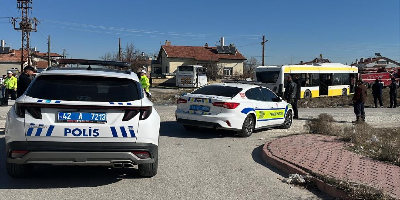 Servis aracı belediye otobüsüyle çarpıştı: 20 yaralı