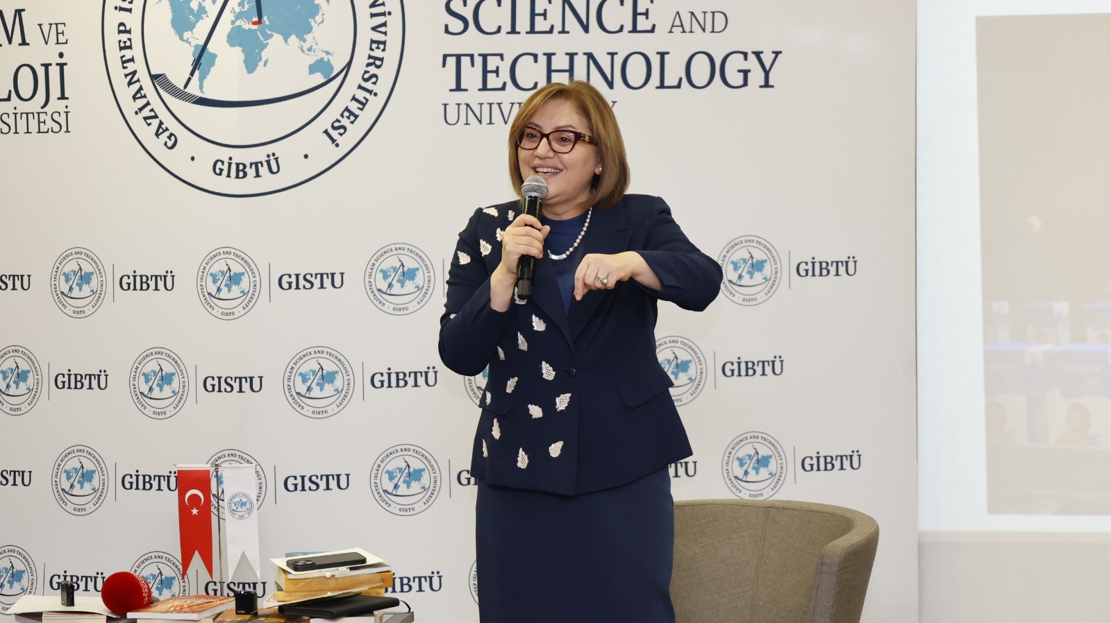 Fatma Şahin: "Kaybedenler vazgeçenlerdir, vazgeçmeyeceğiz"