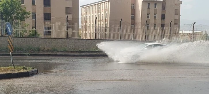 Erzurum'da yağmur sele dönüştü hayatı durma noktasına getirdi