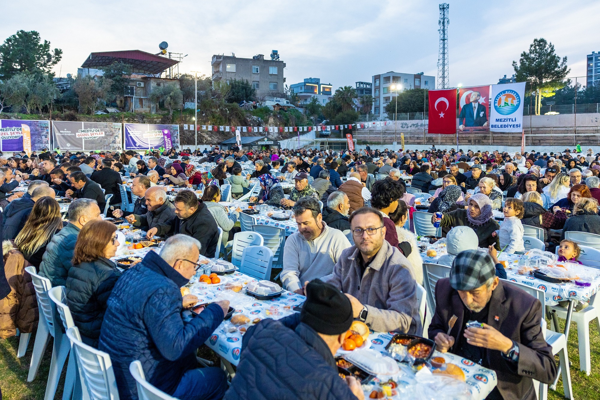Kadın emeğiyle kurulan sofralar, Mezitli’de binlerce vatandaş aynı sofrada buluştu