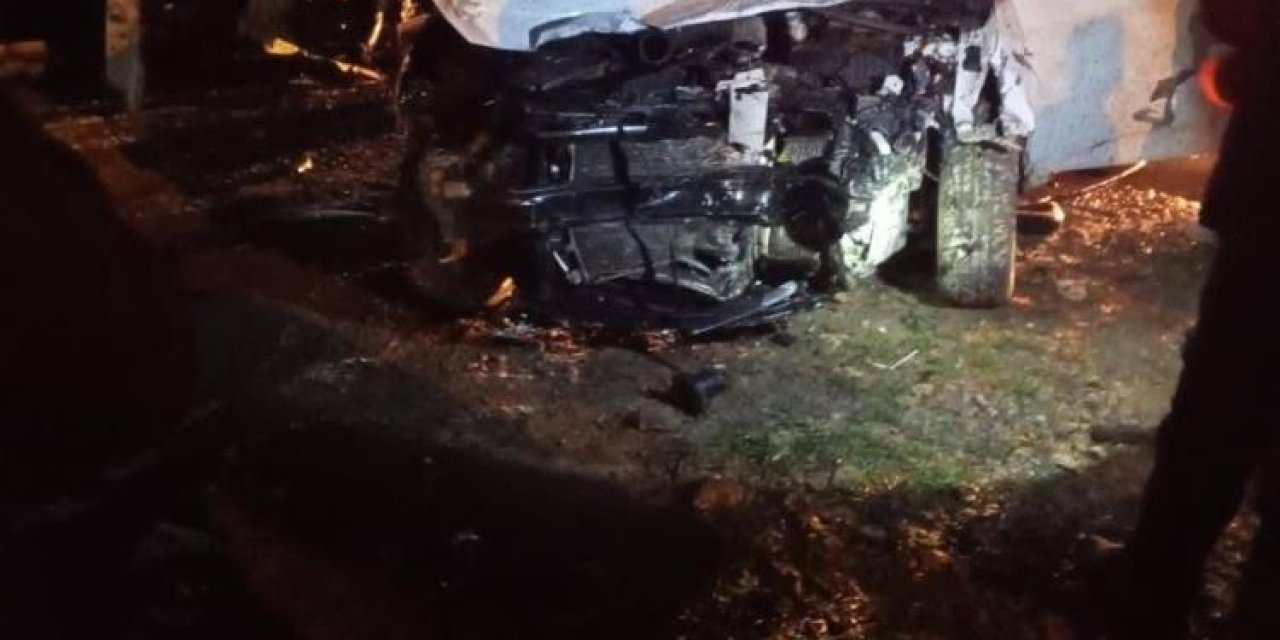 Feci kaza otomobiller çarpıştı: 1 ölü, 8 yaralı