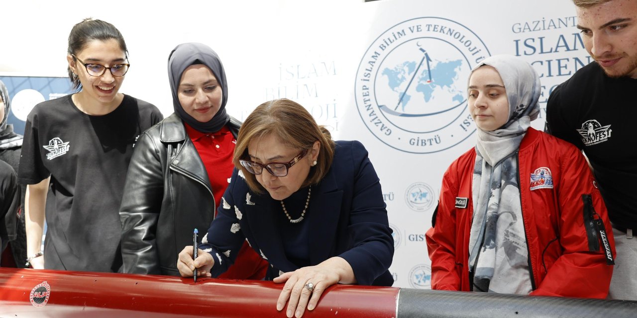 Başkan Şahin, Roket üzerine imza attı
