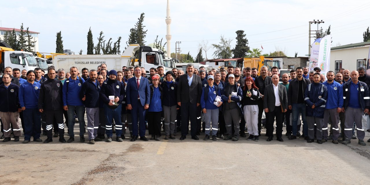 Toroslar Başkanı Yıldız, belediye çalışanları ile bayramlaştı