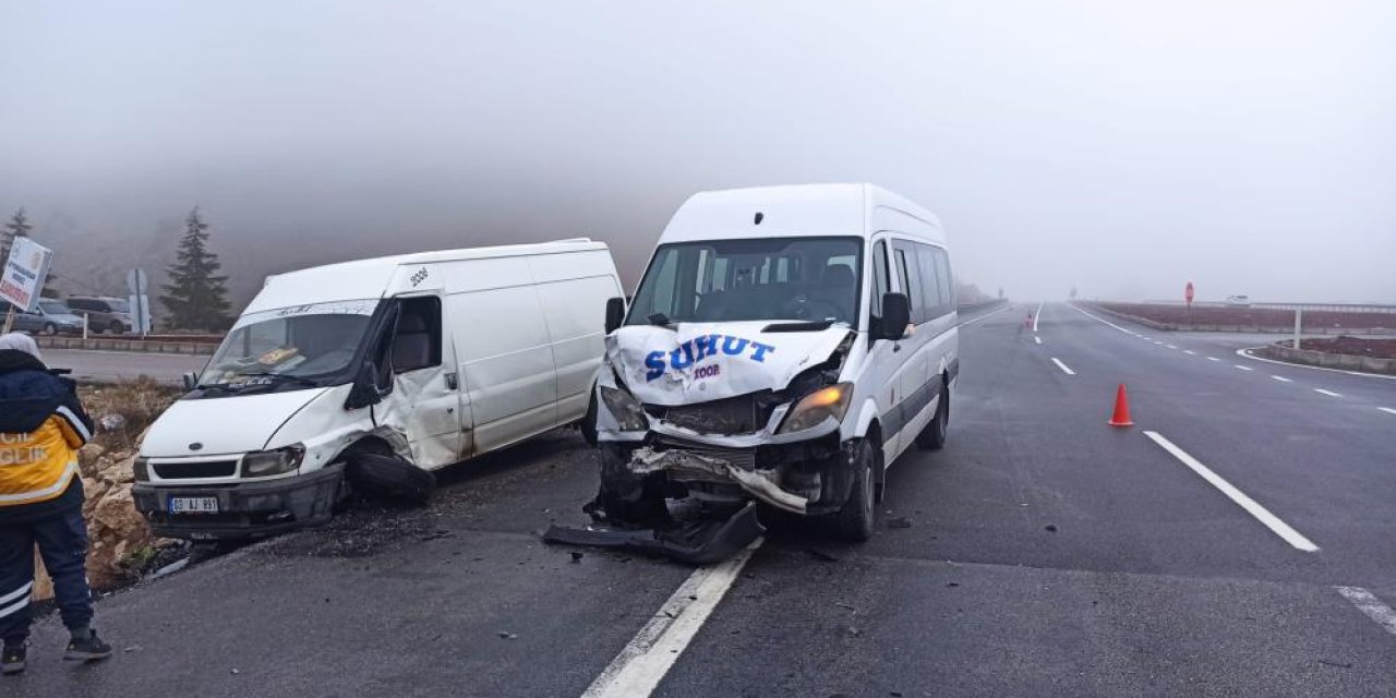 Yolcu minibüsü ile kamyonet çarpıştı: 7 yaralı