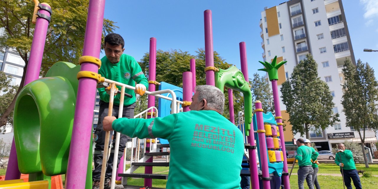 Mezitli’de parklar modern görünüme kavuşuyor