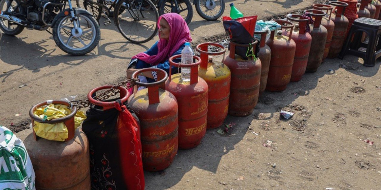 Hindistan'da gaz krizi nedeniyle oteli günlerce kapalı kalan bir girişimci  intihar etti
