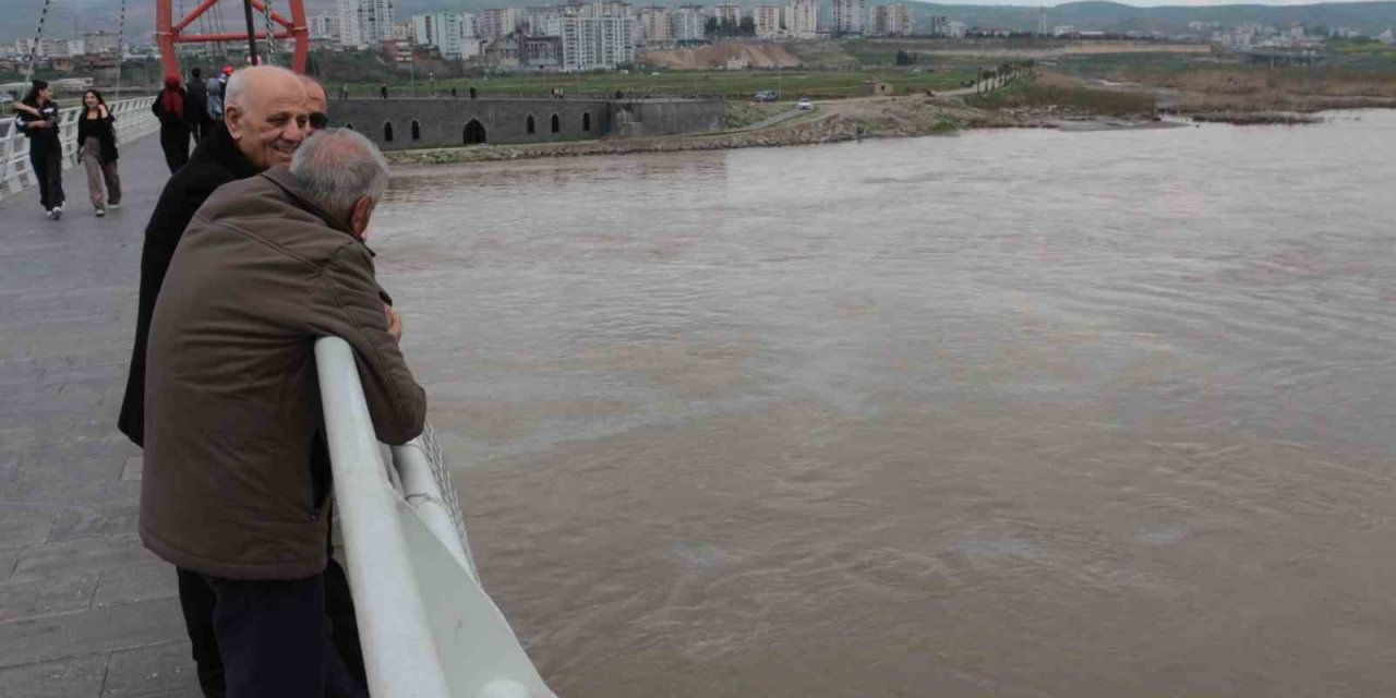 Cizre’de boru hattında petrol Dicle Nehrine karıştı