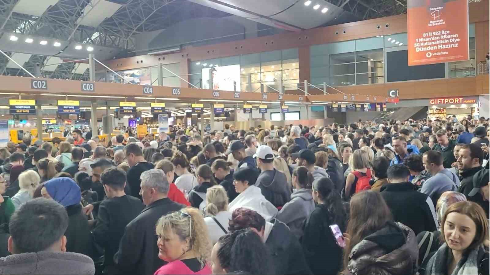 Sabiha Gökçen’de 127 uçak seferi iptal edildi, yolcular perişan