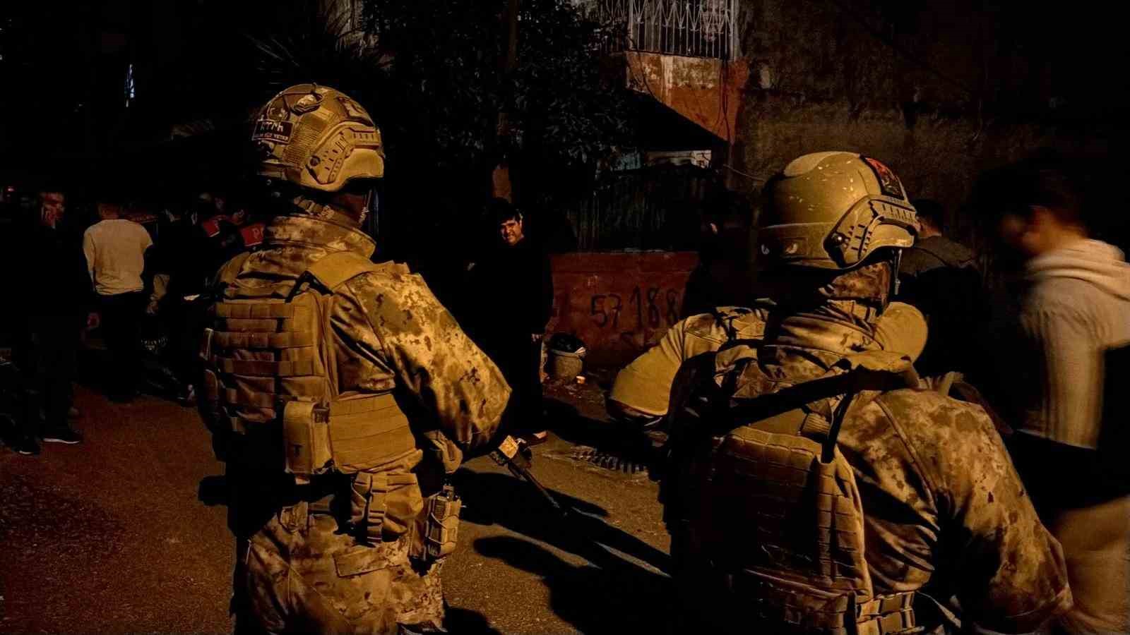 Adana’da 3 katlı binada patlama yaralılar var