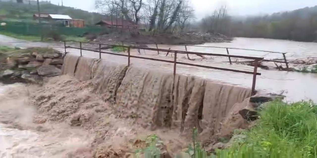 Aşırı yağışlar sebebiyle taşan dere yüzünden yol trafiğe kapatıldı