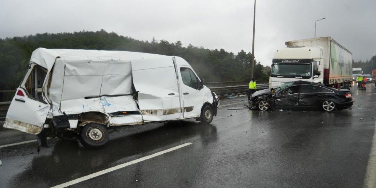 TEM Otoyolunda zincirleme kaza, çok sayda yaralı var
