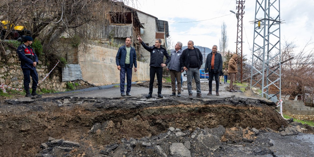 Mezitli’de korkutan seyelan: Başkan Tuncer sahada İncelemelerde