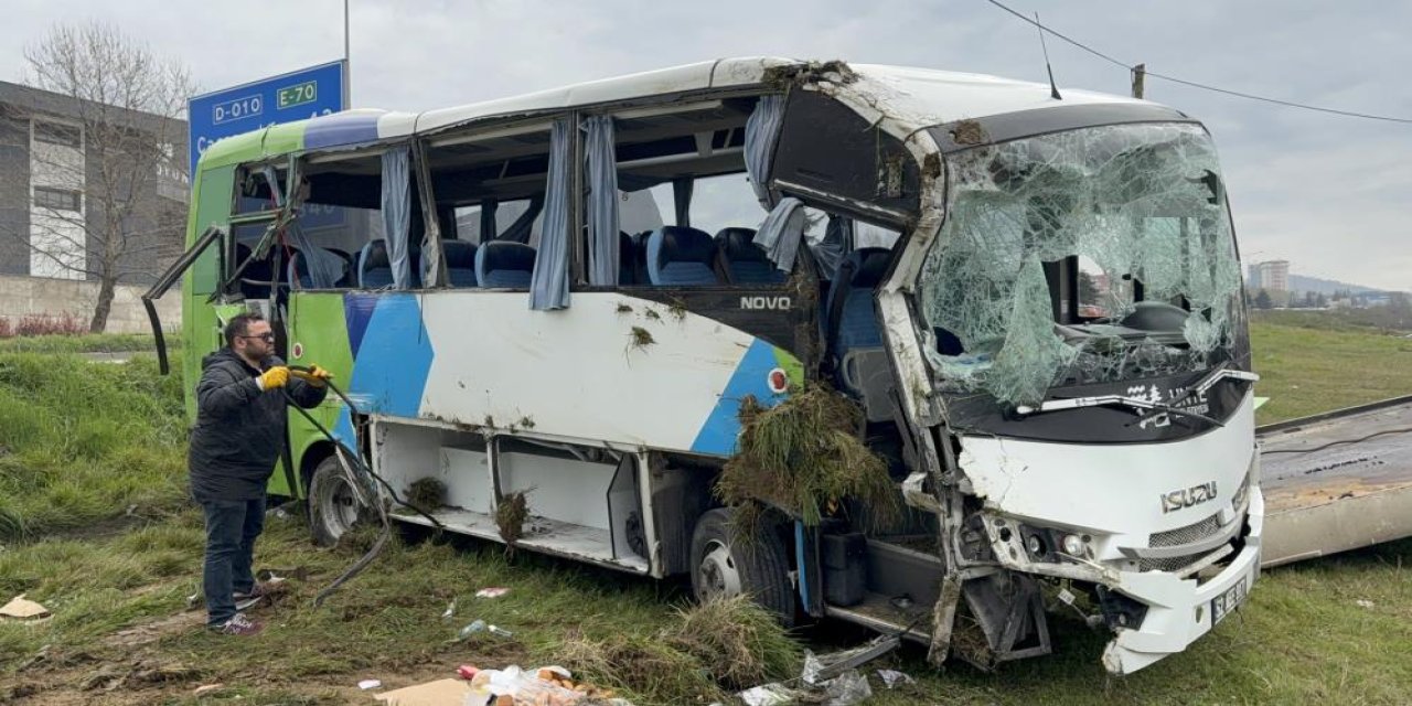 Öğrencileri taşıyan midibüs şarampole devrildi:15 yaralı