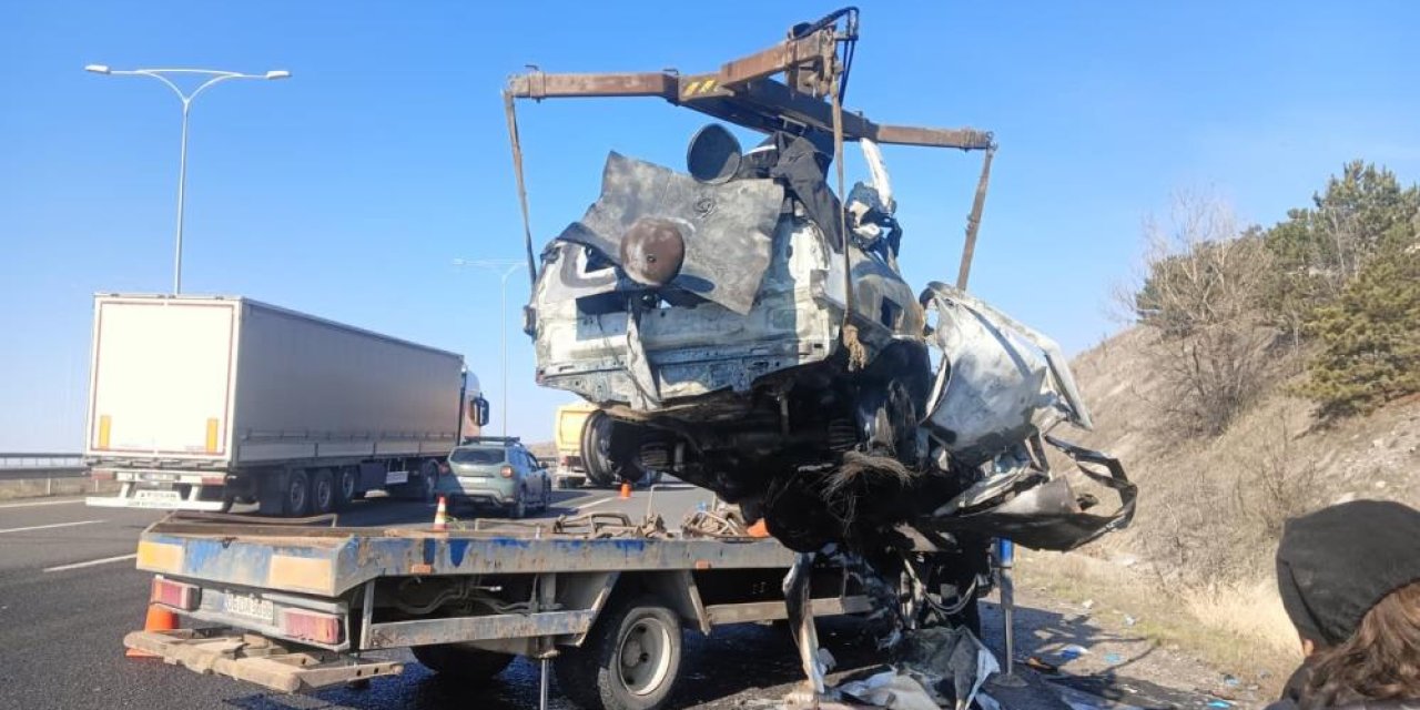 Yol kan gölüne döndü: iki araç kafa kafaya çarpış 5 ölü