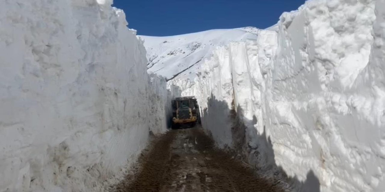 Görenleri hayrete düşüren görüntü: Nisan’da  6 metrelik kar tünelleri