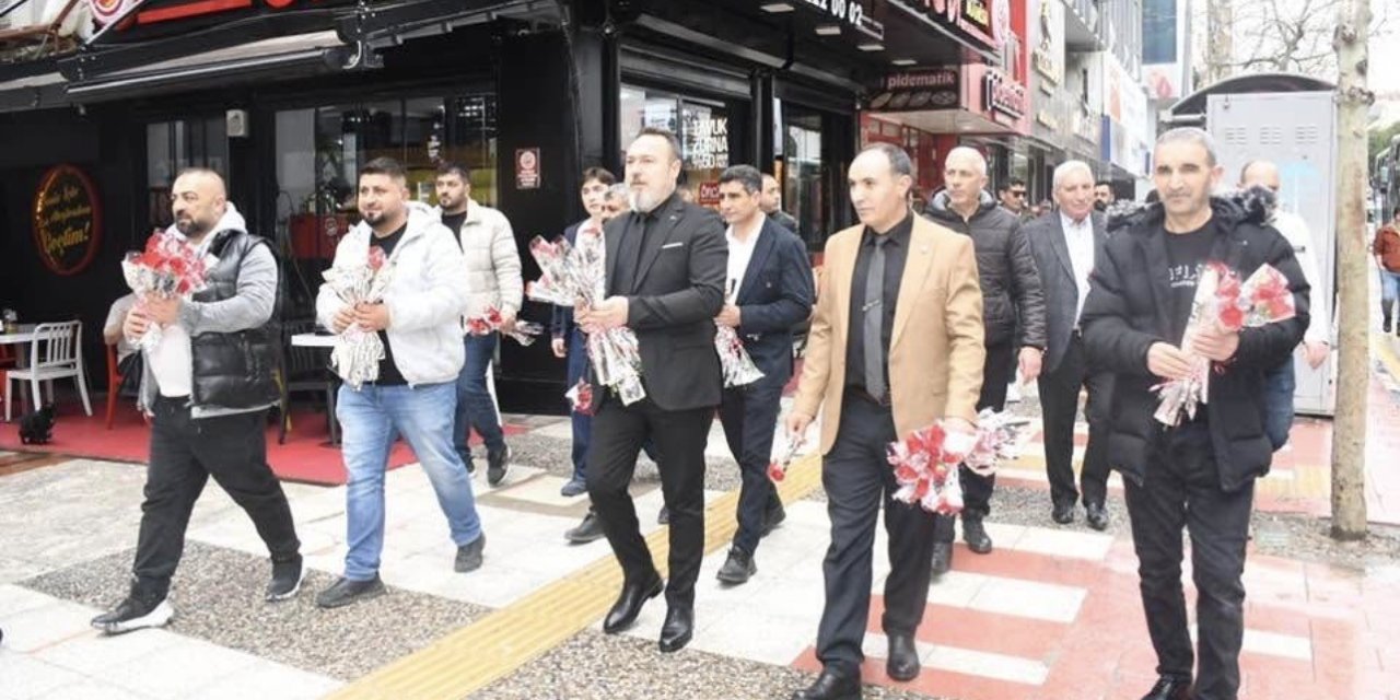 Ağrılılar, Manisa sokaklarında karanfille kutlama yaptı