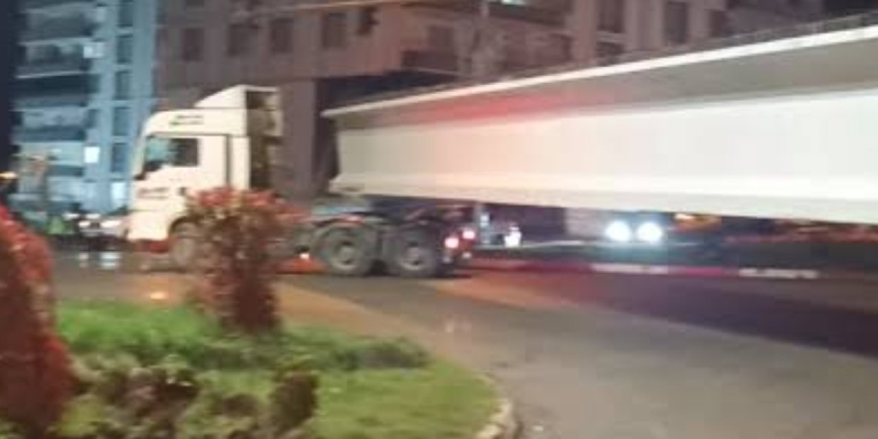 Siirt’te tıra yüklü 50 metrelik köprü kirişi takılı kaldı: Yol ulaşıma kapandı