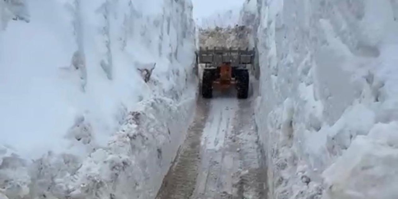 Nisan ayında kar 10 metreyi geçti kilometrelerce kar tüneli oluştu