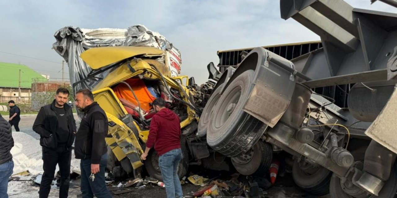 Feci kaza 2 tırlar çarpıştı: 3 yaralı