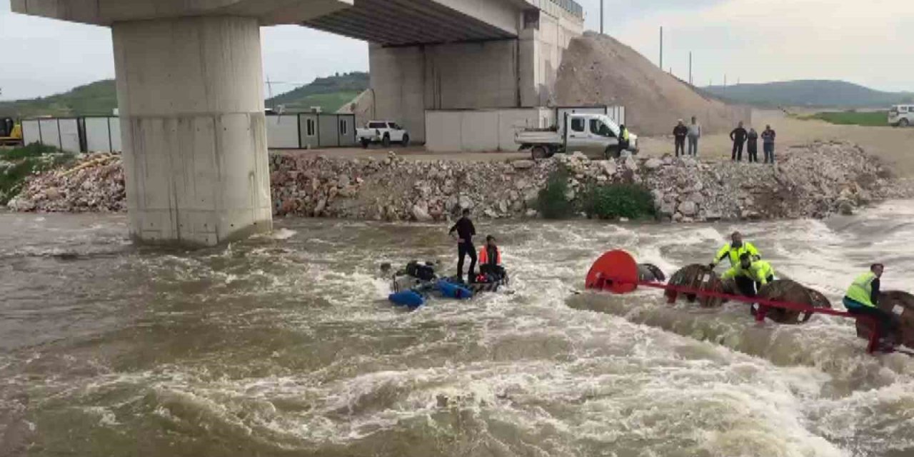 Dereyi traktörle geçenler faciadan döndü: 10 işçi vinçle kurtarıldı