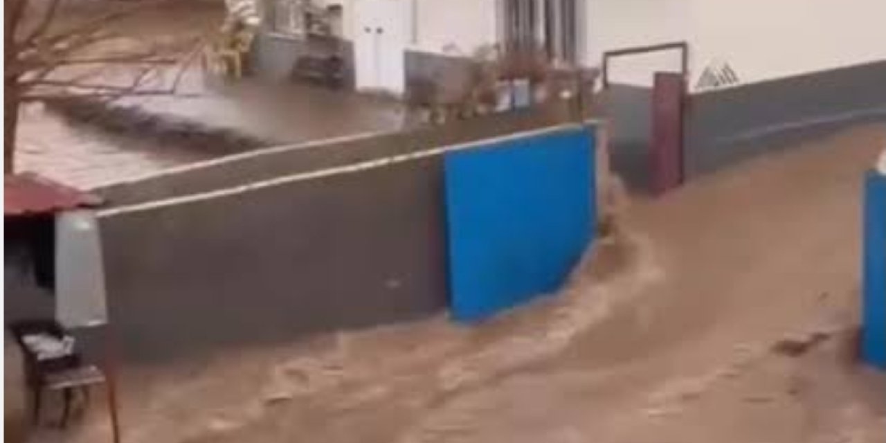 Mardin’de ev ve işyerlerini su bastı