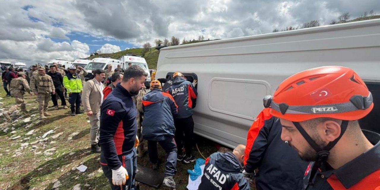 Yolcu otobüsü devrildi çok sayıda ölü ve yaralı var