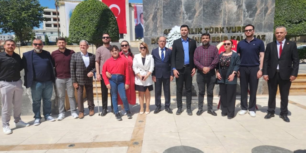 CHP Defne örgütünden Atatürk Anıtına çelenk sunumu