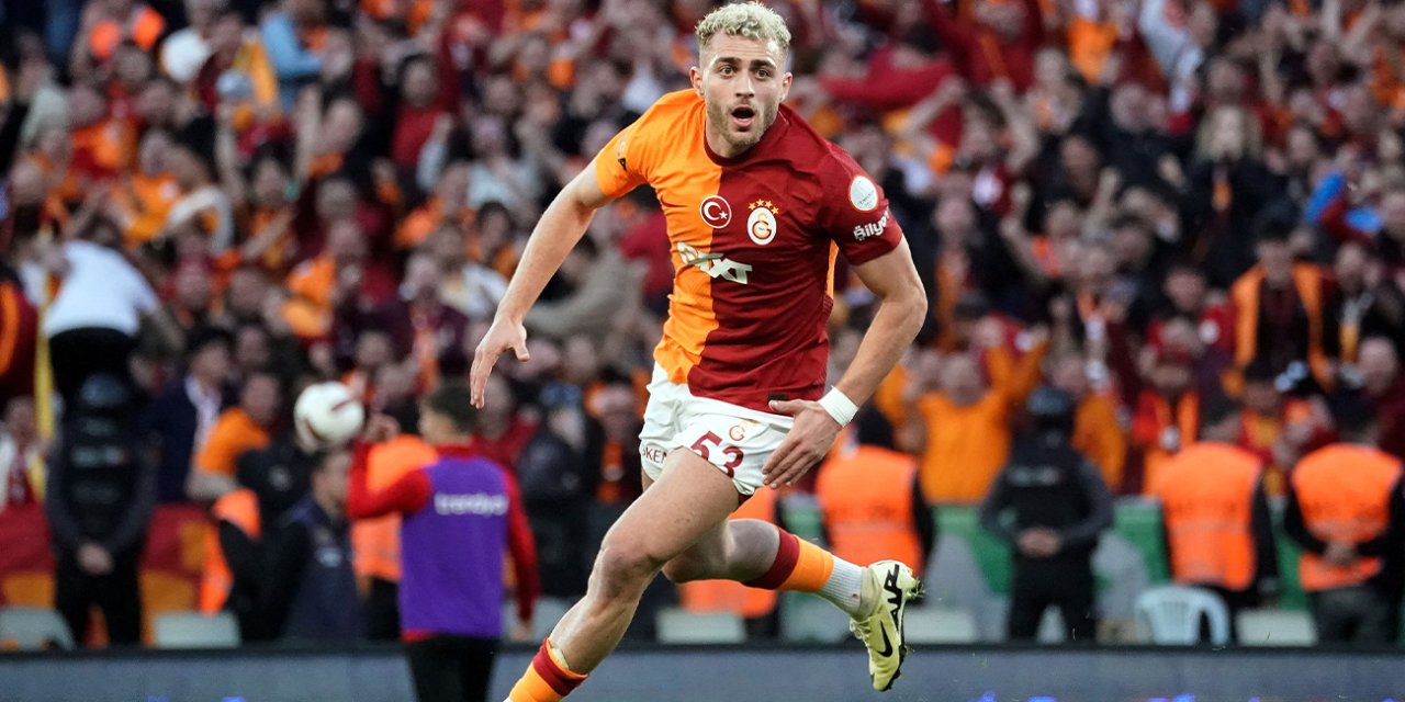 Galatasaray’lı Barış Alper Yılmaz’a plaket ve forma hediyesi