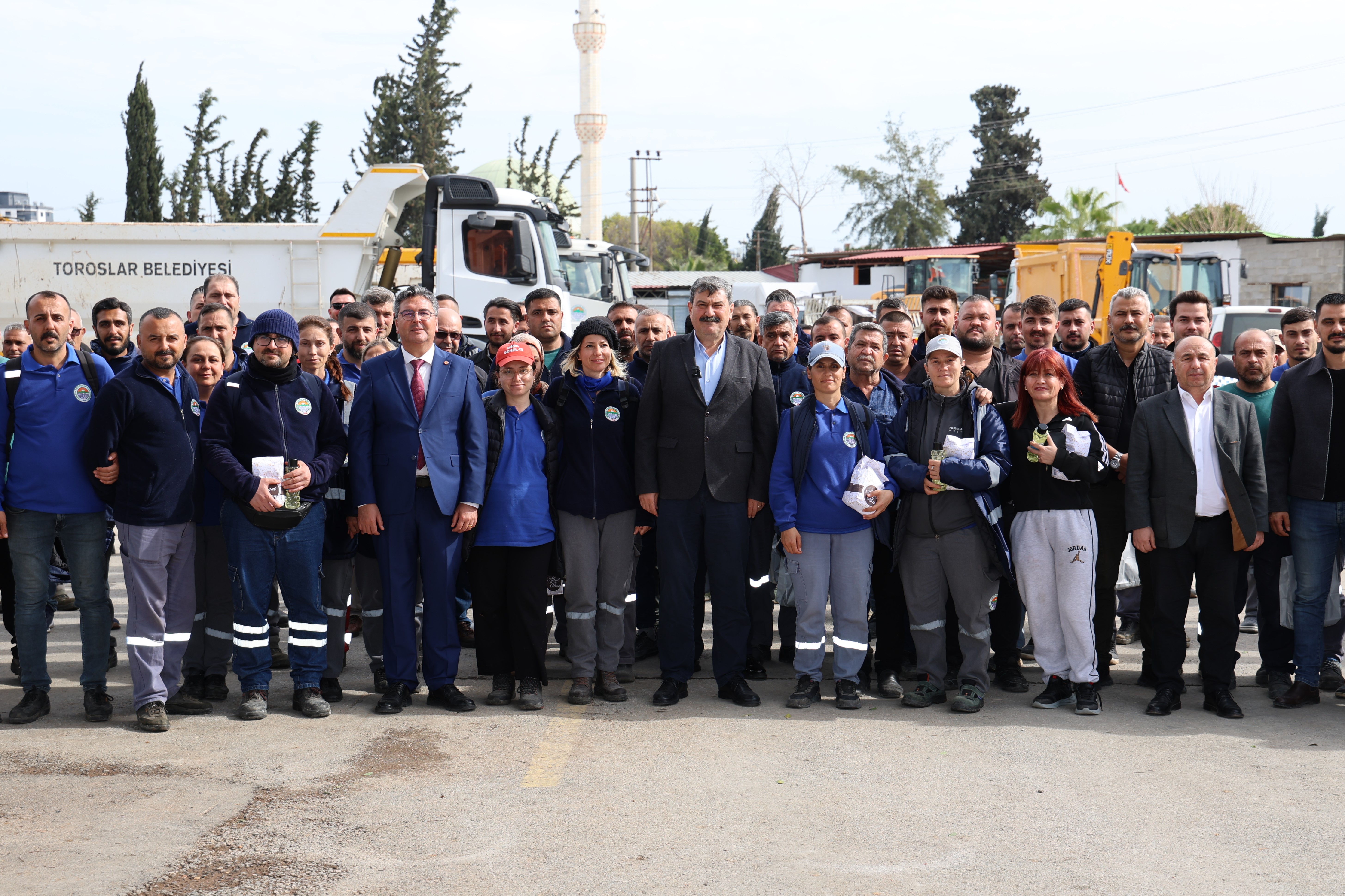 Toroslar Belediyesi çalışanlarına 1 Mayıs ikramiyesi