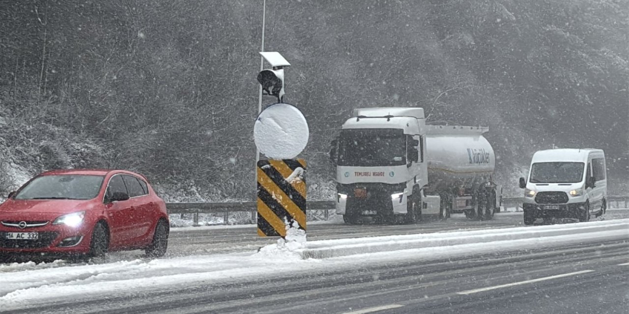 Bolu Dağı’nda kar yağışı, yollar beyaza büründü