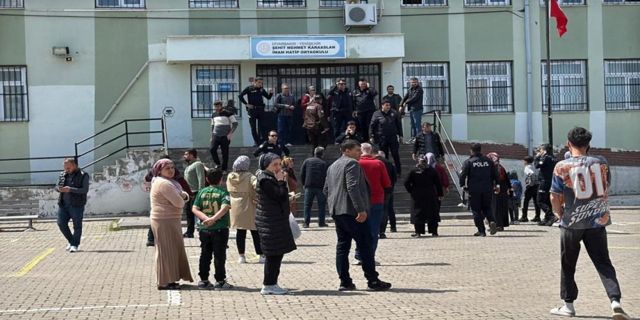 Öğrenciler ve veliler kabusu yaşadı: Okul önünde  peş peşe silah sıkıldı
