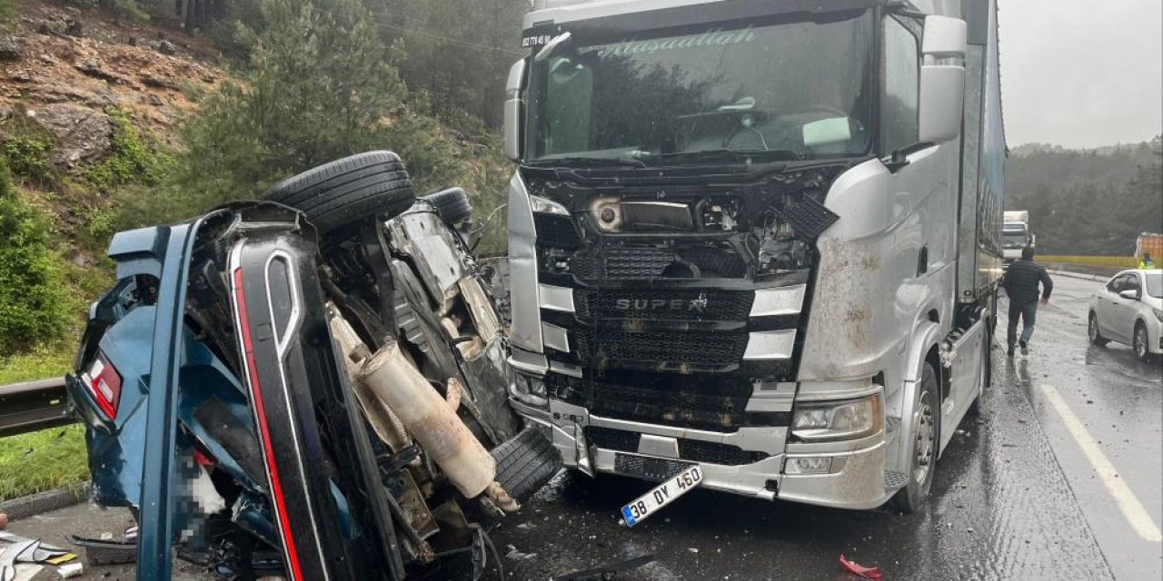 Zincirleme kazada ortalık savaş alanına döndü:1 ölü, 5 yaralı