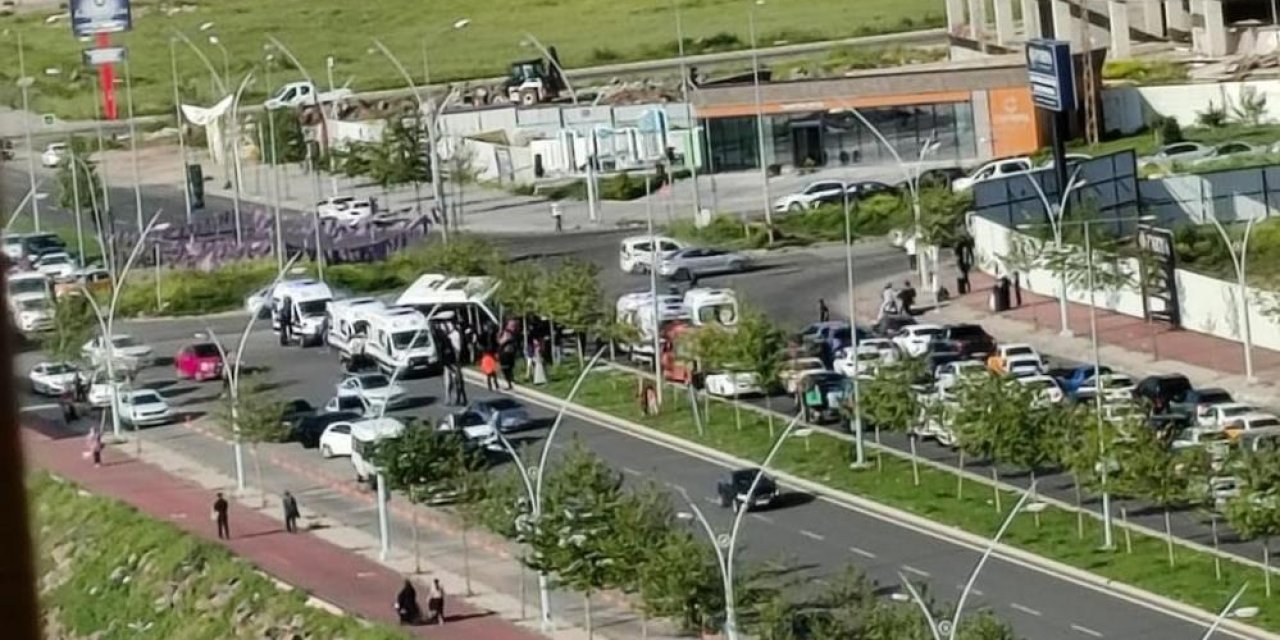 Şehir içi minibüs ile otomobil çarpıştı: 5 yaralı
