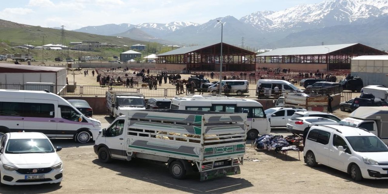 Hayvan pazarında silahlı kavga: ölü ve çok sayıda yaralı var
