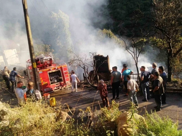 Artvin’de 5 ev, 2 ahır, samanlık ve bir traktör yandı